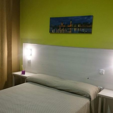 Hostal DS Velilla de San Antonio Buitenkant foto